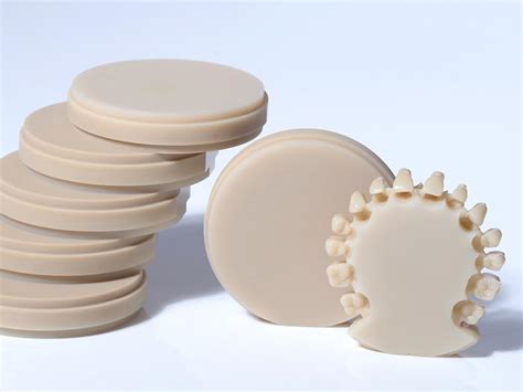  Zirconia: Un material cerámico para la fabricación de prótesis dentales y componentes de alto rendimiento!