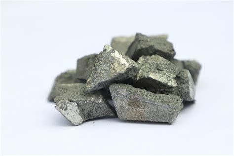 ¡Yttrium: El Metal de Alta Tecnología que Revoluciona la Industria Eléctrica y la Medicina!